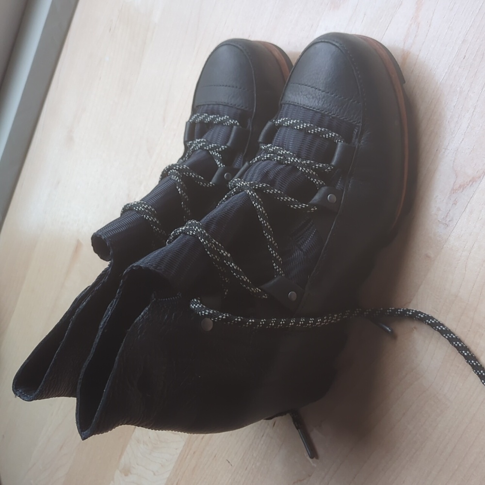 Sorel Wmns black wedges size 9.5